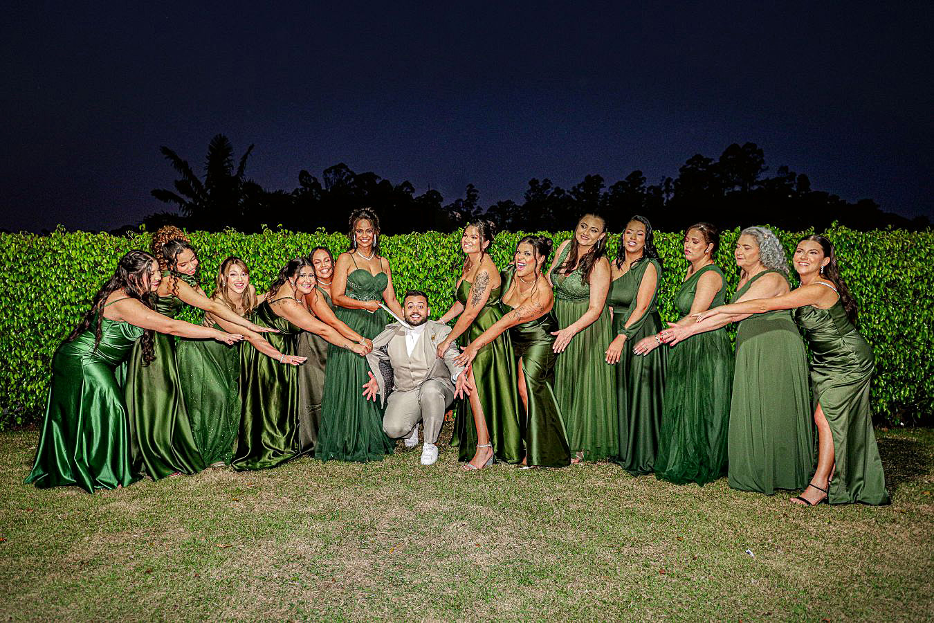 Casal durante festa de casamento